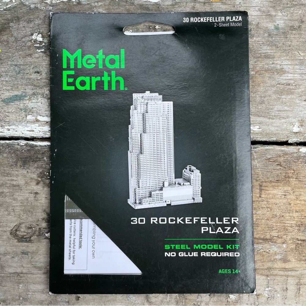 Fascinations Metal Earth 3D Laser Cut Steel Model Kit Rockefeller Plaza New York